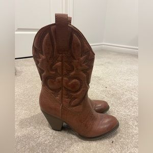 Spring like new cowgirl style boots